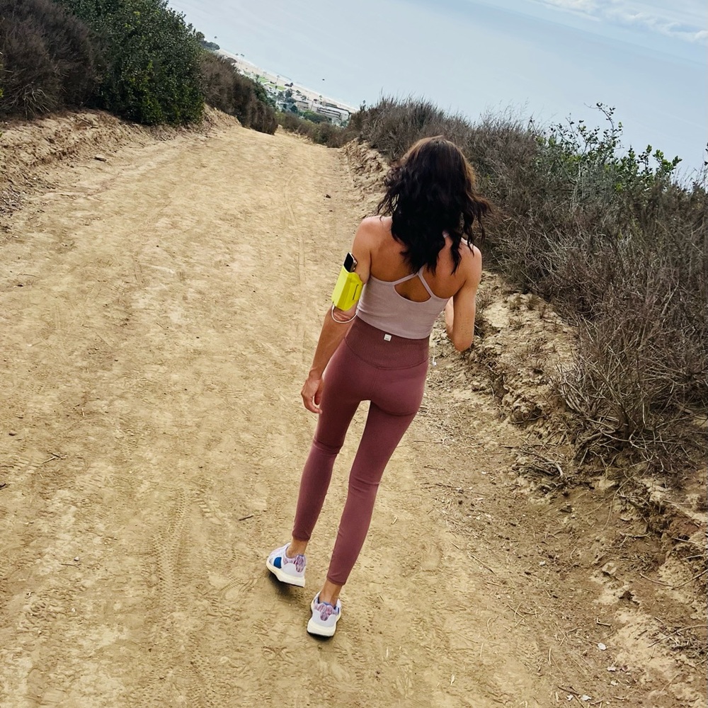 Vuori Women's Leggings in Burgundy